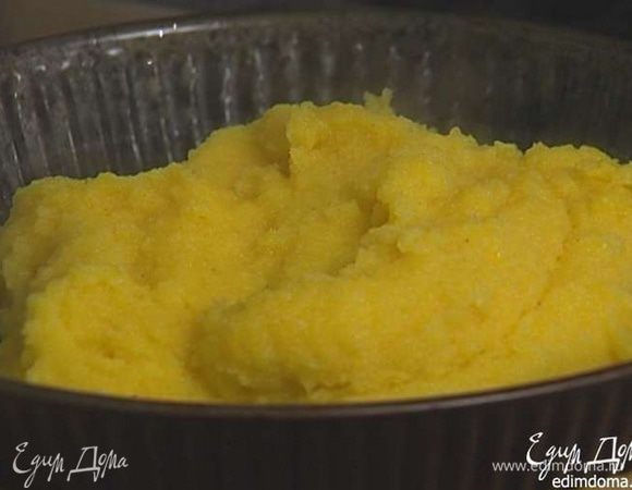 Поленту приготовить согласно инструкции на упаковке и оставить, чтобы она застыла.