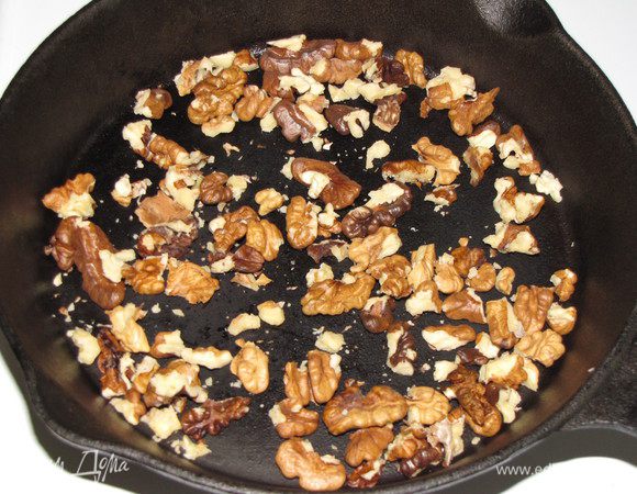 Грецкие орехи крупно порубить и обжарить на сковороде до золотистого цвета.