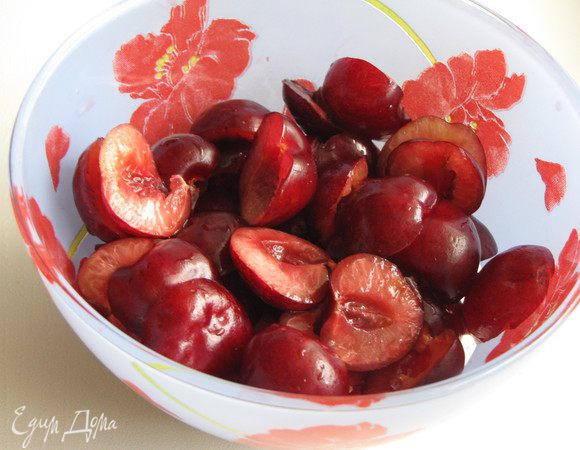 Черешню разрезать на две части и удалить косточку.