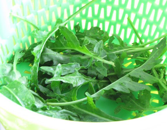 Руколу промыть и просушить. Я это делаю в специальной сушке для зелени.