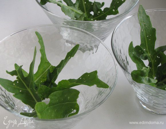 Выложить руколу в порционные салатники или креманки.