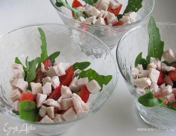 Затем выложить помидоры черри и куриное филе.