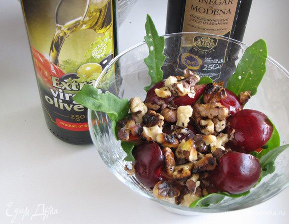 Салат поперчить и сбрызнуть оливковым маслом и бальзамическим уксусом по вкусу.
