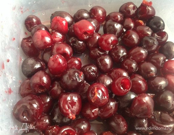 Духовку разогрейте до 180 градусов. У черешни удалите косточки.
