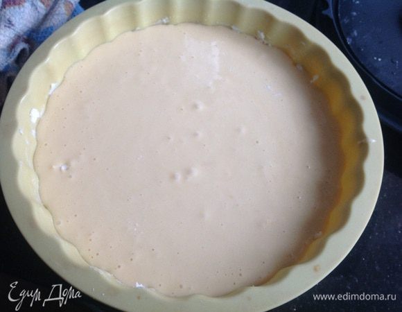 Тесто вылейте в смазанную маслом форму.