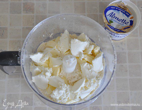 Заранее отварить куриное филе. Остудить. Если остужать куриное филе в бульоне, в котором оно варилось, мясо останется сочным.
Приготовим тесто: в блендер положить просеянную муку, соль, порезанные на кусочки масло и сливочный сыр. Я использовала "Альметта" (сливочный) и так как упаковка у него 150 грамм – я положила 100 грамм сливочного масла и 150 грамм сливочного сыра.
