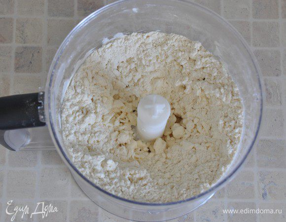 За несколько пульсаций миксера измельчить всё в крупную крошку. 