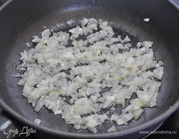 Приготовим начинку. Средних размеров луковицу порезать мелким кубиком и обжарить на разогретой с растительным маслом сковороде до мягкости. 
