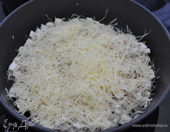 Сковороду снять с огня. Сыр (у меня пармезан российского производства) потереть на мелкой терке и добавить в начинку, перемешать. Оставить остывать.
