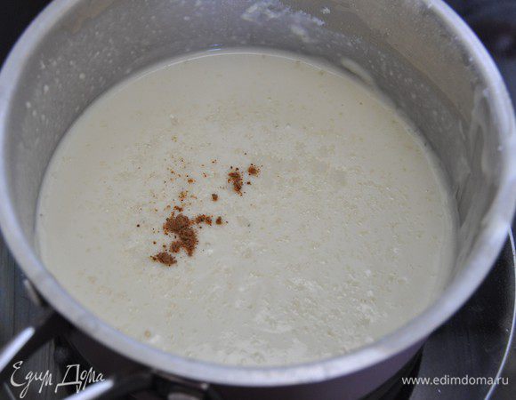 Соус бешамель. В сотейнике с толстым дном разогреть сливочное масло, всыпать муку, хорошо перемешать. Всё время помешивая, тонкой струйкой влить молоко. Посолить, добавить мускатный орех. Варить, помешивая, до загустения. Остудить под крышкой, чтобы соус не заветрился.
