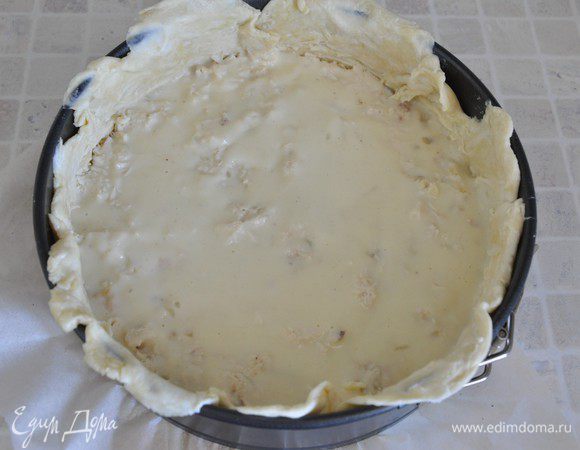 Выложить начинку. Залить её соусом. 