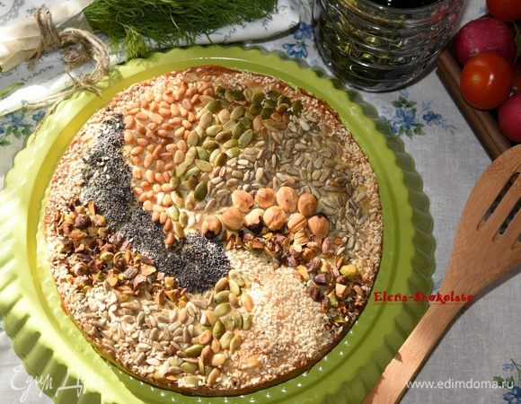 Пирог немного остудить, острым ножом пройтись вдоль бортиков формы и снять их. 
Переложить на сервировочное блюдо и можно угощаться вкусным сочным пирогом!
