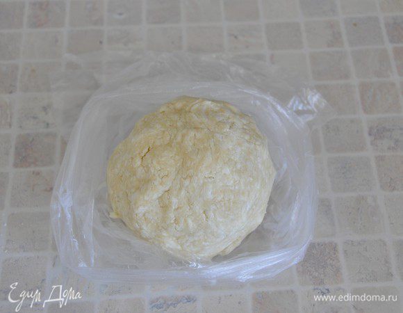 По столовой ложке добавить ледяную воду до того момента, как тесто начнёт собираться в шар. Руками собрать тесто, завернуть в пленку и убрать в холодильник на 1 час.
