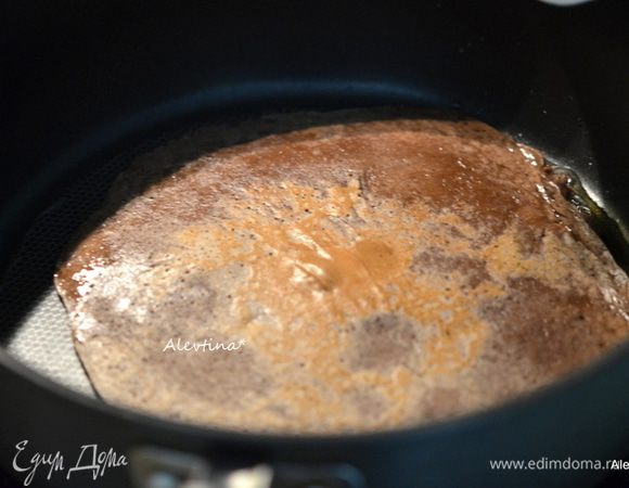 Разогреть большую сковороду, смазать слегка маслом. Вылить небольшую часть теста на сковороду и обжаривать с 2-х сторон. Поступаем так с каждой порцией и выкладываем готовые блинчики на тарелку.