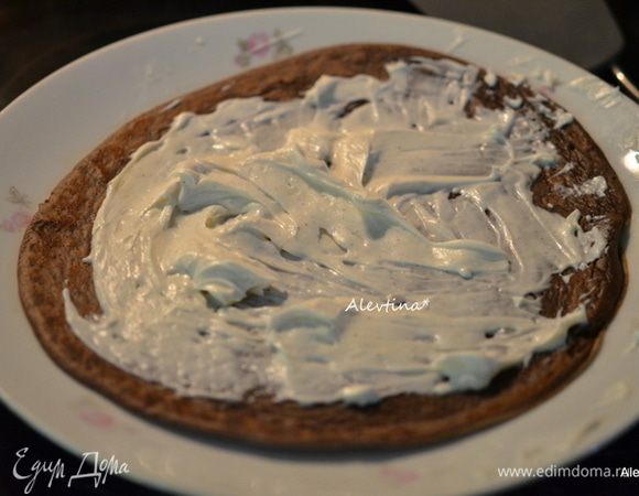 Каждый готовый блин смазать начинкой из маскарпоне и свернуть рулетом. Так делаем с каждым блинчиком.