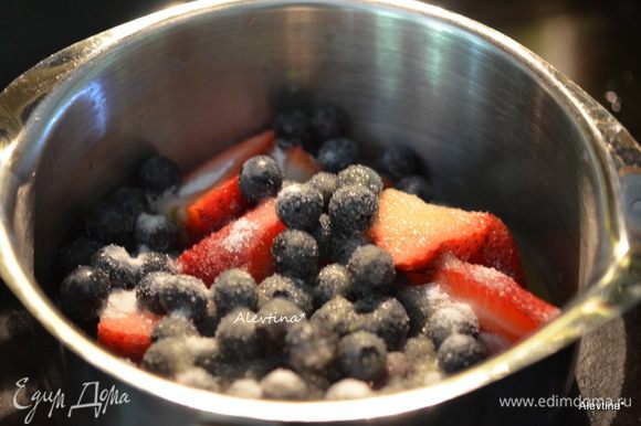 Приготовим ягодную начинку. В кастрюлю выложим очищенные ягоды, добавим сок и сахар. Довести до кипения. Убавить огонь и готовить еще 16-18 мин.