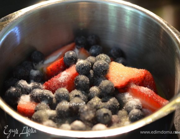 Приготовим ягодную начинку. В кастрюлю выложим очищенные ягоды, добавим сок и сахар. Довести до кипения. Убавить огонь и готовить еще 16-18 мин.