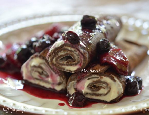 Блины по центру разрезаем ножом и подаем с ягодным соусом. Приятного аппетита.