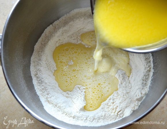 Слегка нагрейте молоко со сливочным маслом, чтобы масло растаяло. Молоко не должно быть очень горячим, но тёплым. Влейте масляно-молочную смесь в сухие ингредиенты, добавьте туда же яйцо и замесите тесто.