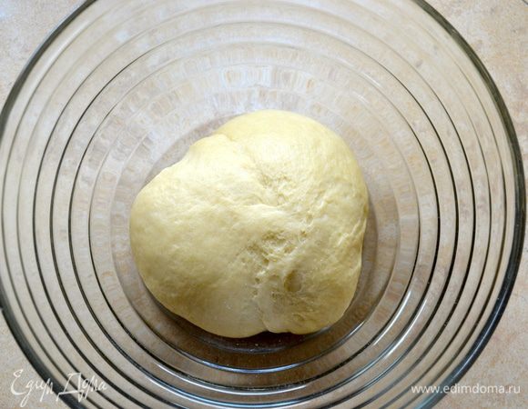 Выложите тесто в миску, слегка смазанную маслом. Накройте плёнкой и поставьте на 1 час в спокойное тёплое место. Я ставлю тесто на подъем в духовой шкаф (электрическая духовка), включив его в режиме "свет".