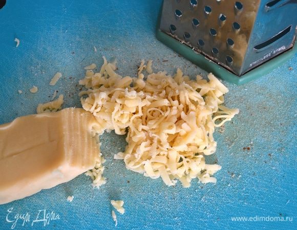 Тем временем приготовьте начинку. Марципановую массу натрите на крупной тёрке, миндаль измельчите ножом (или в блендере), но чтобы получились достаточно крупные кусочки. 