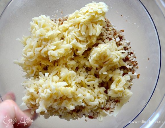 Перемешайте марцпани с орехами.