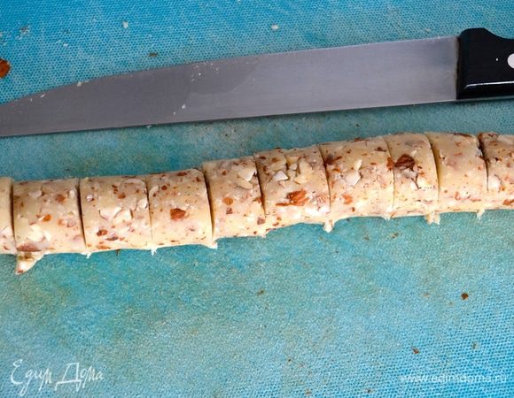 Раскатывая по столу полученную массу, сформируйте из нее колбаску и нарежьте её на 16 ровных частей (по количеству рогаликов).