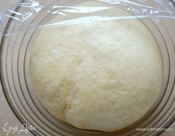 Тем временем тесто хорошо поднялось и увеличилось в объёме.