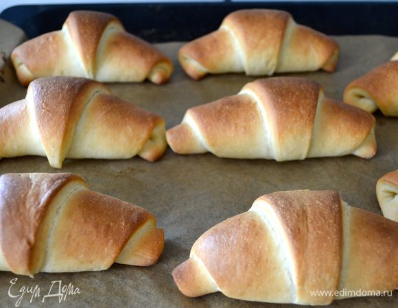 Выпекайте рогалики в разогретой духовке 20-25 минут до золотистого цвета. Следите за своей духовкой!