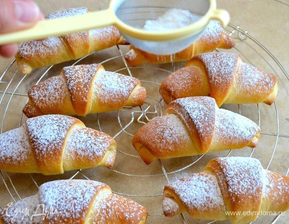 Готовые рогалики полностью остудите на решетке и присыпьте сахарной пудрой. Можно еще приготовить помадку и смазать ею такие булочки-рогалики - получается необыкновенно вкусно!