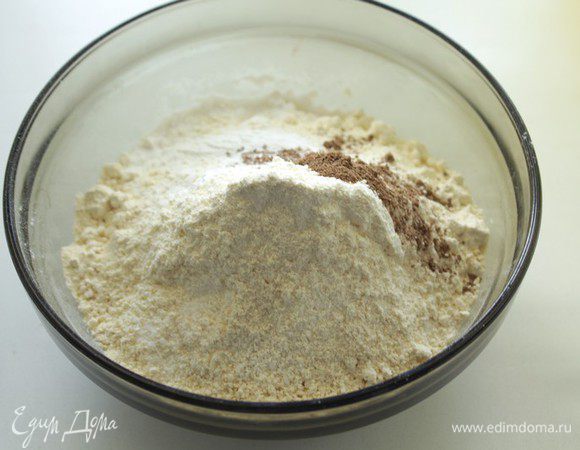Смешать оба вида муки, разрыхлитель, корицу и соль.
