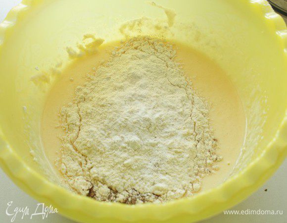 Добавить половину мучной смеси, перемешать, затем — половину йогурта, перемешать. Далее — оставшуюся муку и йогурт.