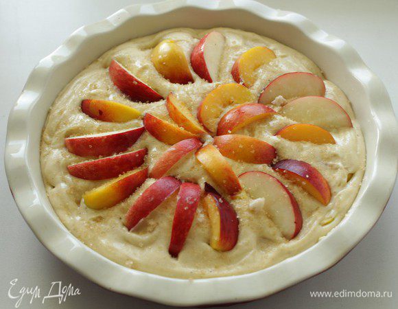 Выложить половину теста в форму (у меня диаметр — 24 см), сверху — половину нектаринов, нарезанных дольками. Выложить вторую половину теста, оставшиеся нектарины. Сверху посыпать коричневым сахаром.