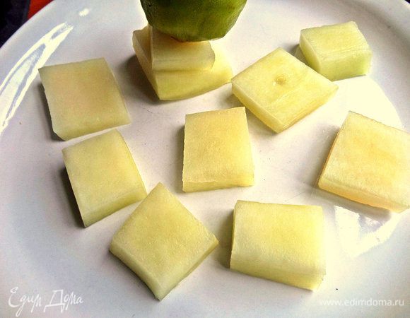 Из дыни вырезать квадратики и разложить на тарелке.