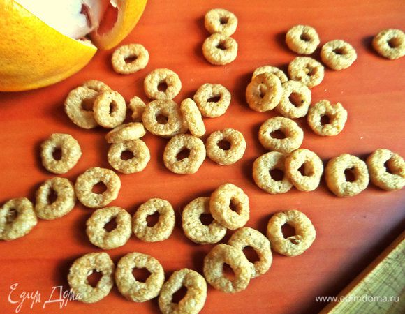 Между ломтиками я использовала сухие колечки для завтраков.