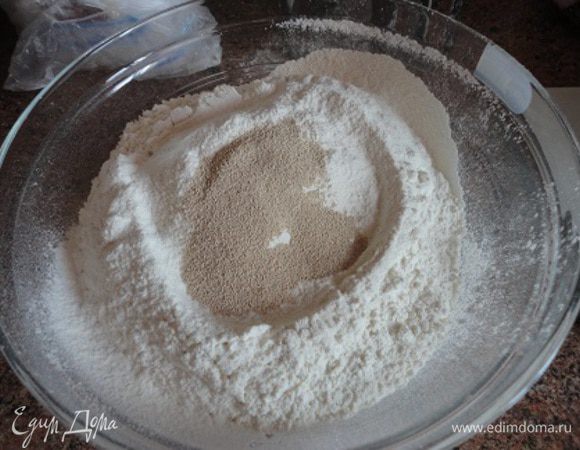 Муку просеять и смешать с дрожжами.