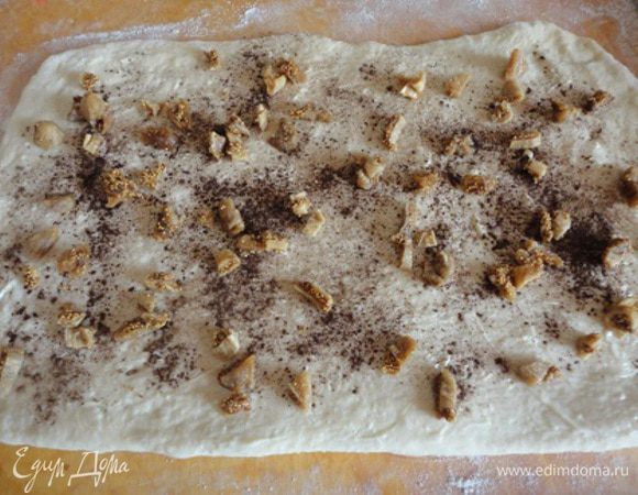 Тесто раскатать в прямоугольник толщиной 7-8 мм, смазать мягким маслом, посыпать корицей, выложить финики. Этот раз я финики заменила инжиром и раскатывала два прямоугольника - так удобнее. 