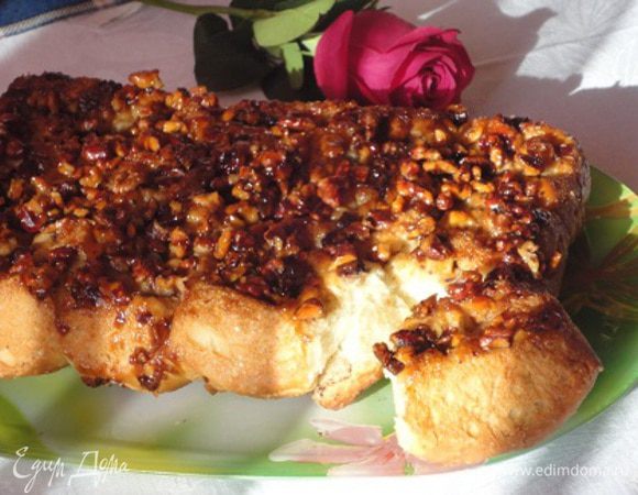 После холодильника булочки раскройте и оставьте при комнатной температуре на 20-30 минут. Затем выпекайте при температуре 170-180 градусов 40-45 минут.