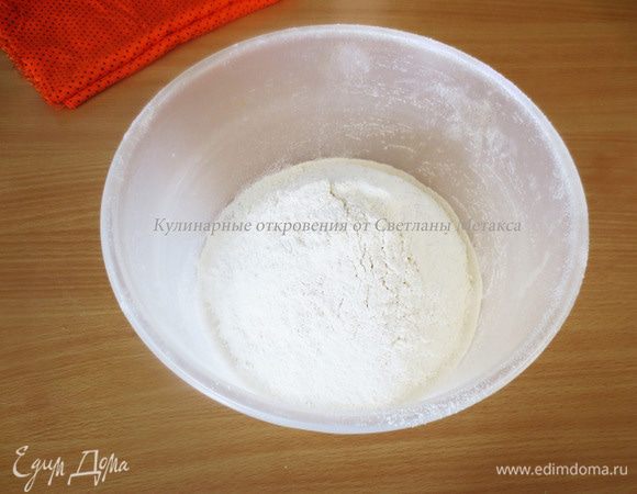 Муку просеять, добавить щепотку соли, перемешать.