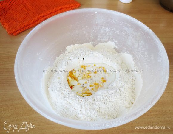 Добавить растопленное, не горячее сливочное масло, постепенно теплое молоко.