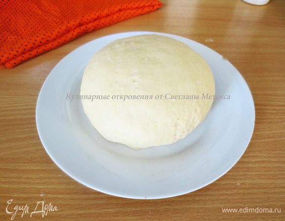 Замесить тесто в течении 10 минут. Оно не должно липнуть к рукам. Тесто накрыть и оставить на 30 минут для отдыха.