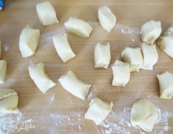 Отдохнувшее тесто разделить на 20 одинаковых частей, накрыть полотенцем.