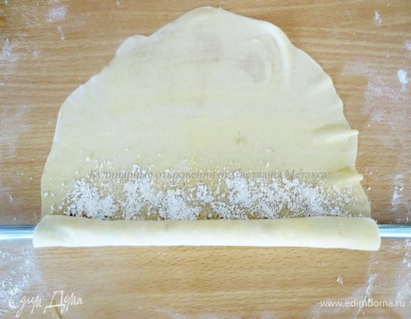 При помощи металлической палочки, начинаем сворачивать лист (можно вместо металлической палочки, использовать карандаш).