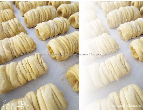 Противень застелить бумагой для выпечки. Положить рулеты. Яичный желток взбить с 1 ч. л. воды и смазать поверхность рулетов.
Выпекать в разогретой до 200 градусов духовке 10 минут. Затем снизить температуру до 180 градусов. Перед тем как продолжить выпекать нужно смазать рулеты оставшимся растопленным сливочным маслом и потом продолжить выпекать еще 40 минут.