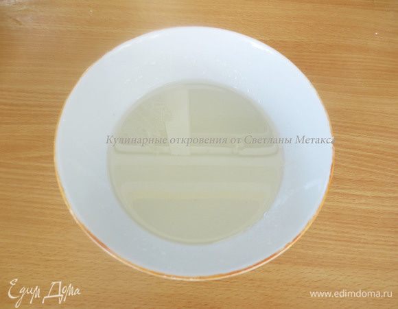 Тем временем готовим сироп. Для этого воду наливаем в маленькую кастрюлю, доводим до кипения, высыпаем сахар, добавляем лимонный сок, перемешиваем до полного растворения сахара. Готовый сироп оставляем остыть.