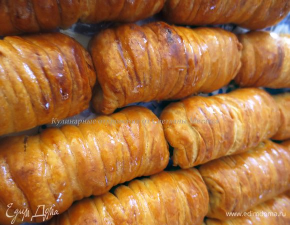 Горячую пахлаву полить остывшим сахарным сиропом и оставить пропитаться на 4-5 часов.