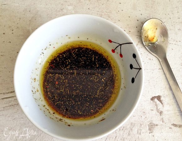 Готовим маринад для свеклы: смешиваем оливковое масло, бальзамик и мед. Добавляем щепотку тимьяна, солим и перчим по вкусу.