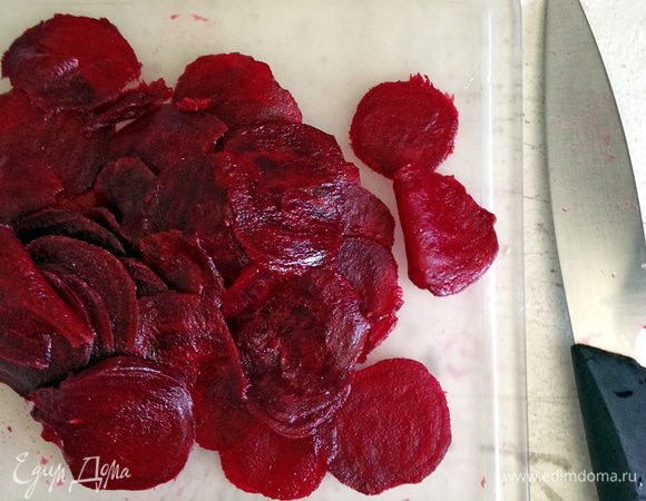 Свеклу нарезаем очень тонкими кружочками.

СОВЕТ: если свекла небольшого размера, для этой задачи используйте овощечистку, она отлично справляется.