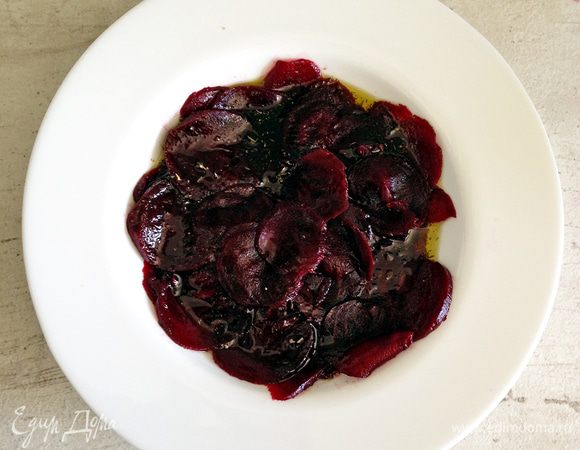 Заливаем свеклу маринадом, накрываем и маринуем столько времени, сколько можем позволить, идеально, конечно, оставить на ночь. Если времени совсем в обрез, хватит и 2 часов.