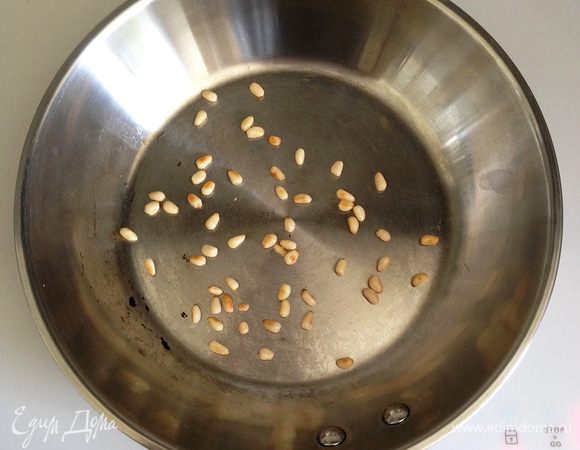 Кедровые орешки обжариваем на сухой сковородке до золотистого цвета.